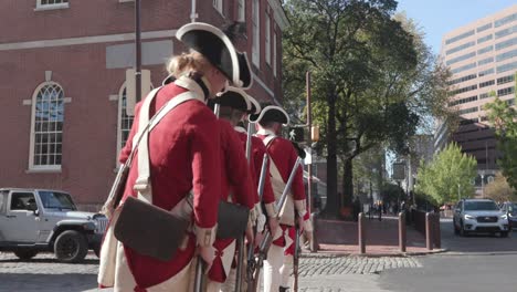 Reenactment-Schauspieler-Des-Unabhängigkeitskrieges-In-Kostümen-–-Philadelphia,-Pennsylvania-–-überqueren-Die-Straße