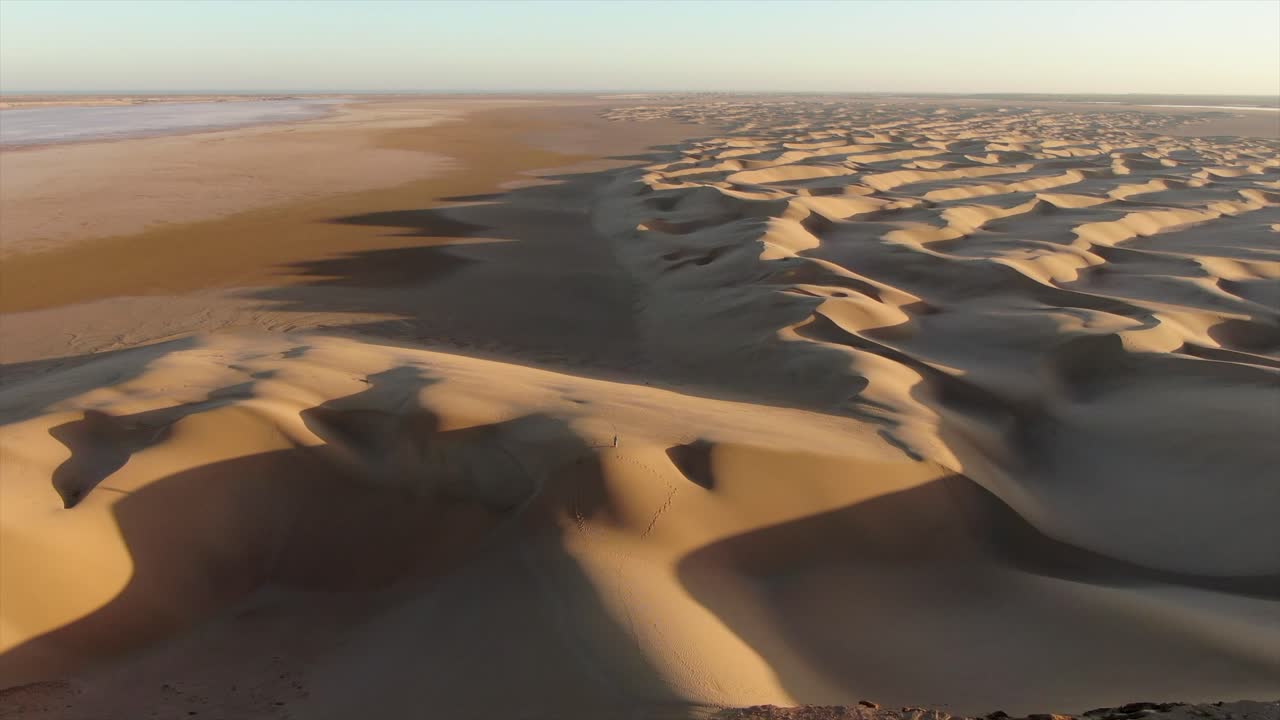 sobre el vuelo de las dunas en el sahara, marruecos con un drone 4k