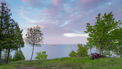 luz del atardecer en las nubes sobre el lago superior, lapso de tiempo de 4k