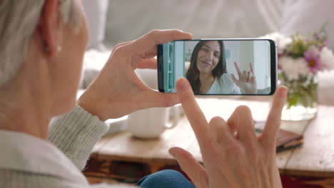 teléfono, onda y mujer anciana en videollamada