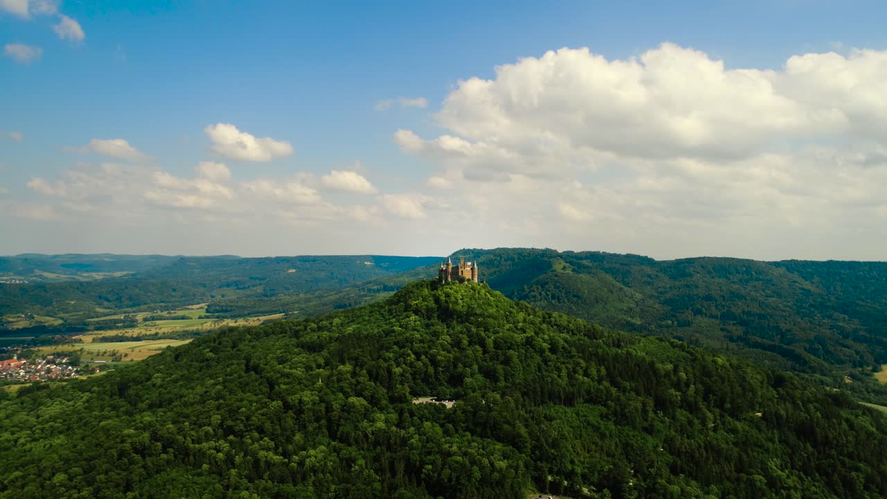 el castillo de hohenzollern, alemania. vuelos aéreos de aviones no tripulados.