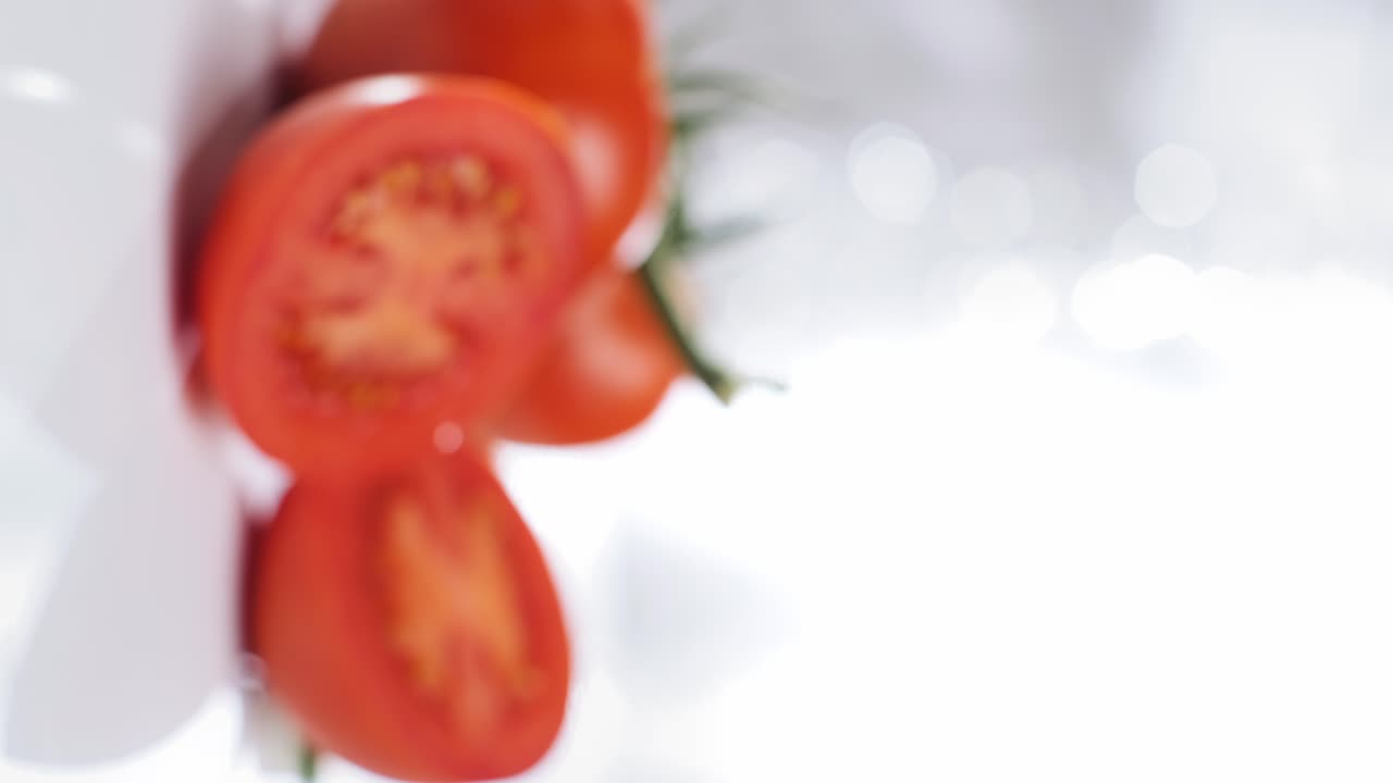 수직 느린 동작 비디오 어 맛있는 토마토, 에서 추적