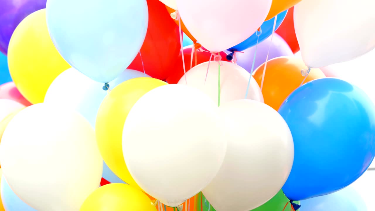 balones de helio de colores festivos.