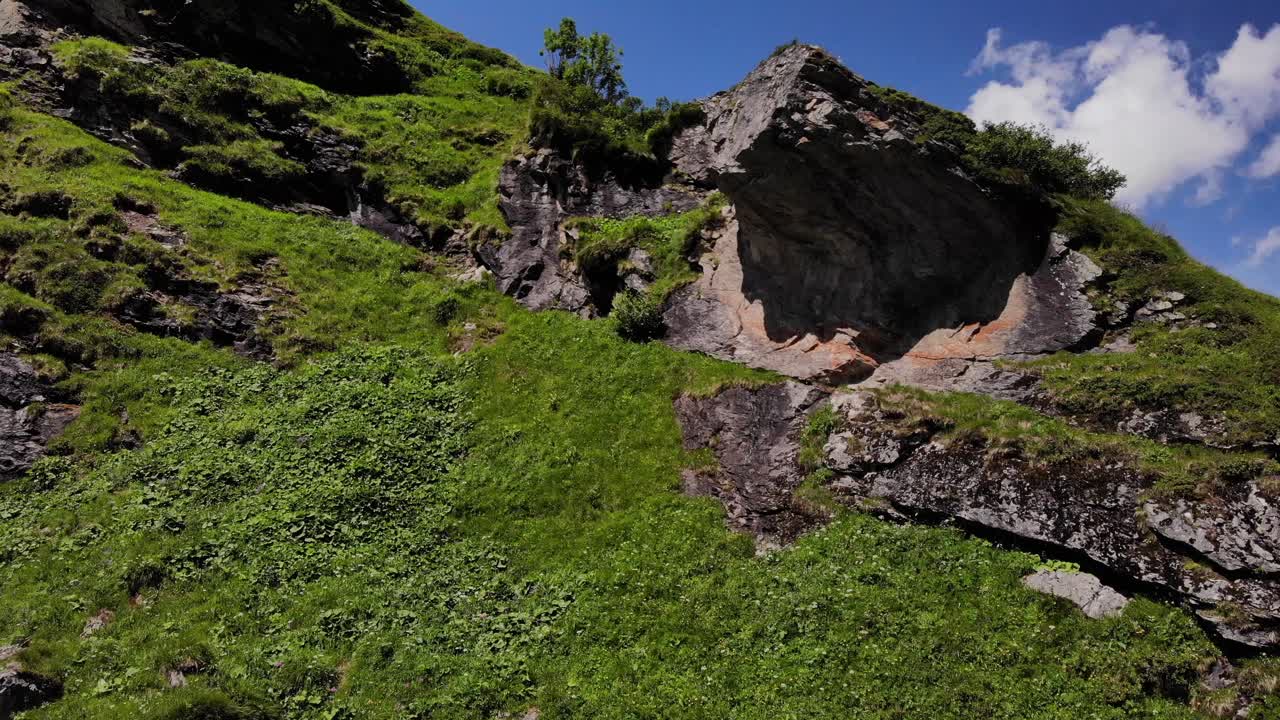 Vette montuose rocciose e ripide nel Parco Nazionale vicino al bacino idrico di Stausee Wasserfallboden a Salisburgo, Kaprun, Austria.