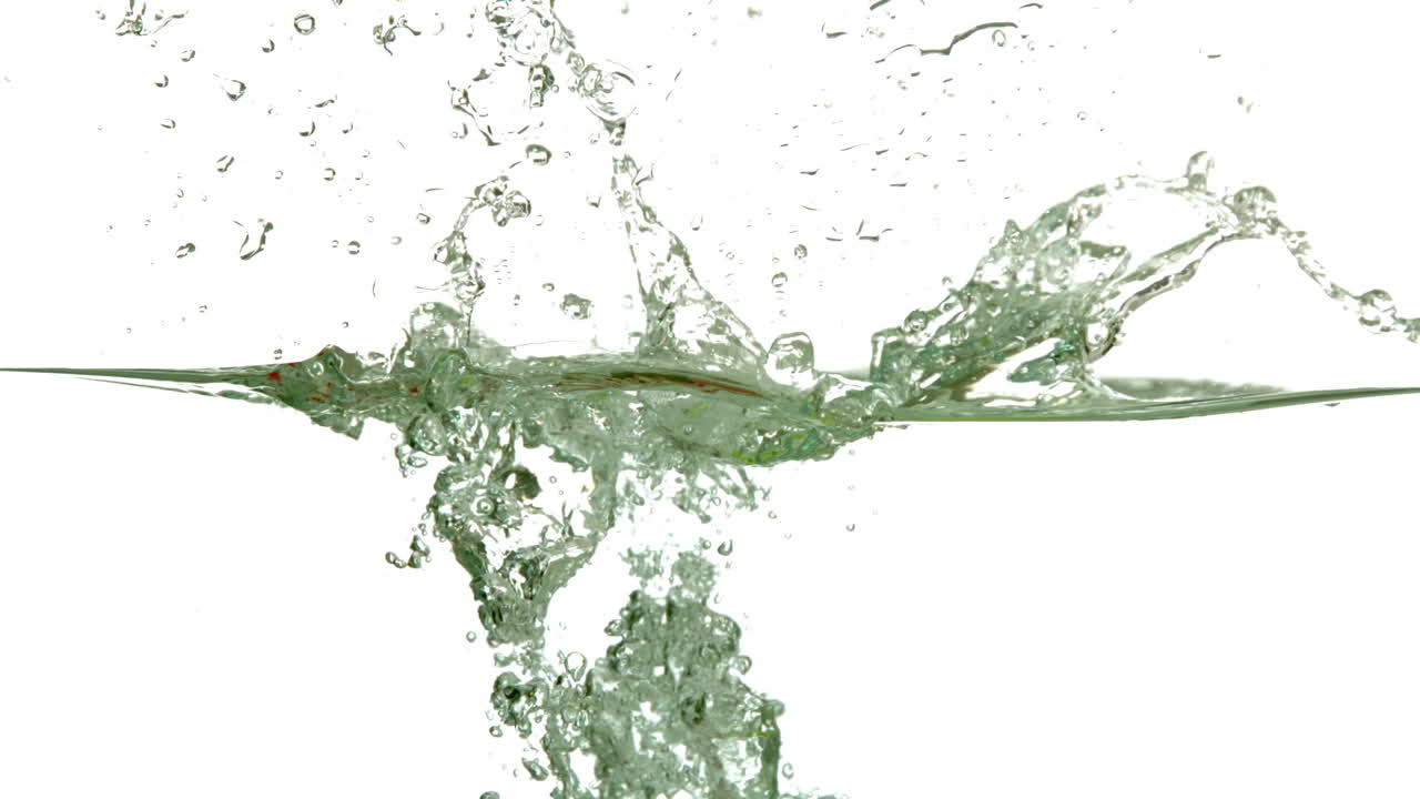 색 배경 에 물 에 뛰어드는 빨간색 과 초록색 사과