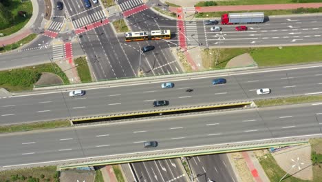 autopista aérea con automóviles y camiones camión en movimiento vista aérea 4k. cuatro carriles vehículos de transporte de tráfico vial local que conducen en ambas direcciones ojo de pájaro por encima