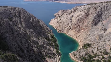 toma reveladora de la bahía de zavratnica en el parque natural de velebit cerca de jablanac, costa dálmata en croacia.