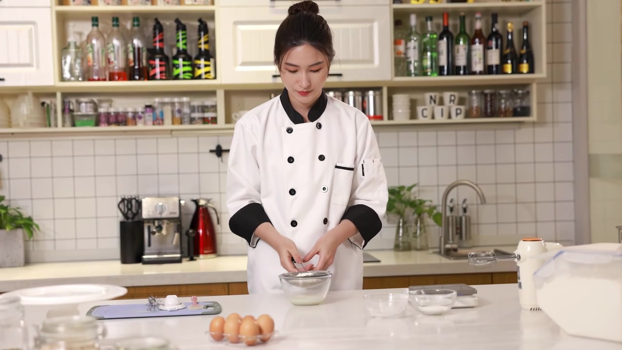 Koki kue mengayak tepung melalui saringan logam ke dalam mangkuk kaca putih untuk mencampur agar berudara untuk adonan kue bolu, menyiapkan adonan untuk resep persiapan memanggang, blog makanan di dapur modern.