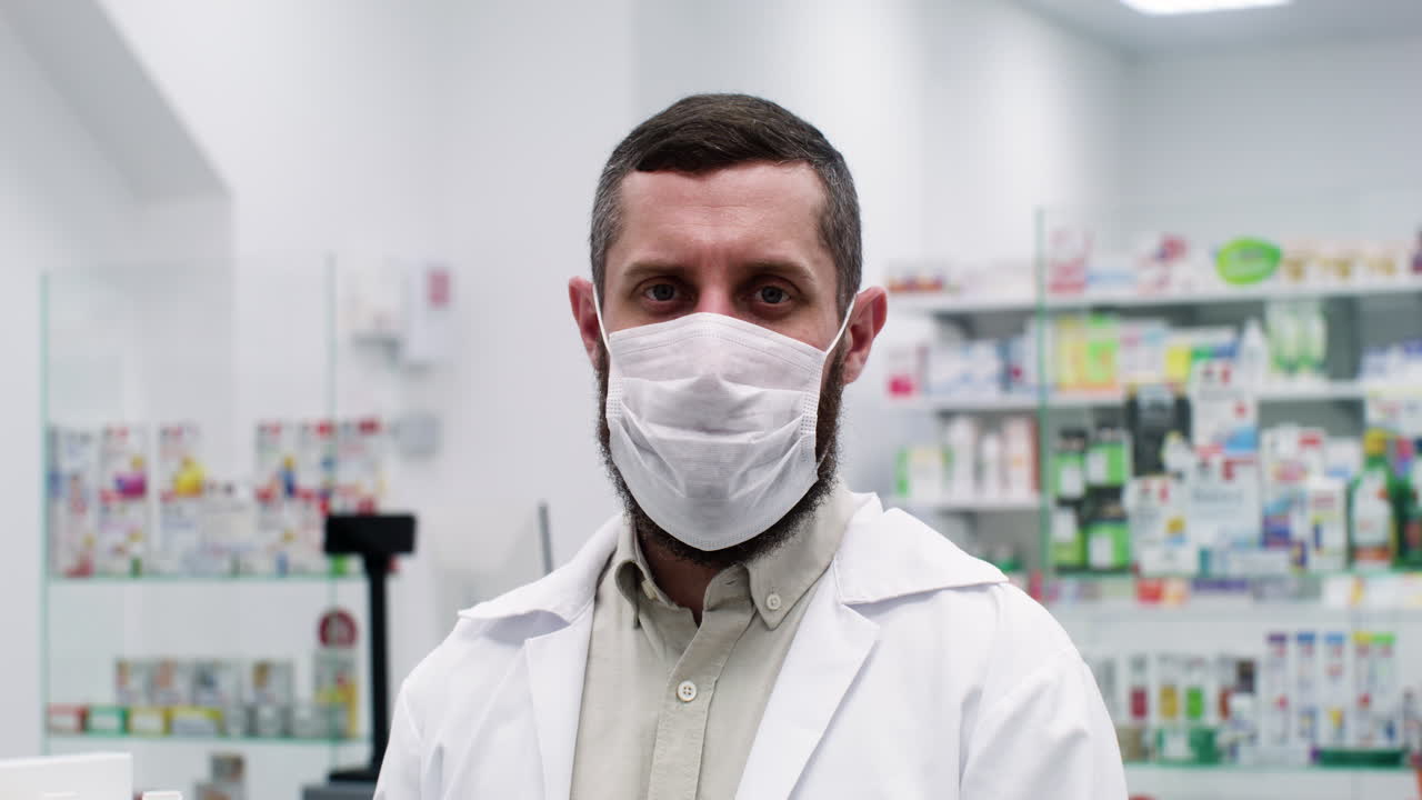 hombre en una farmacia
