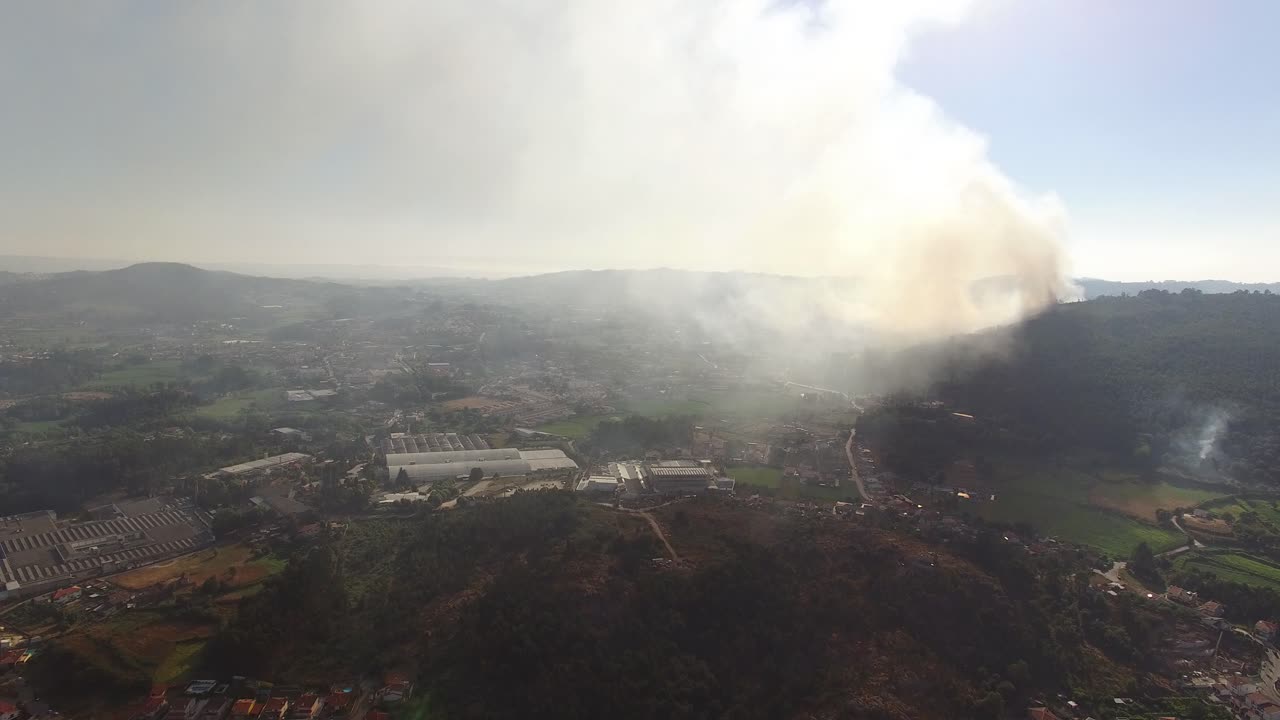 imágenes aéreas humo de un incendio forestal de montaña