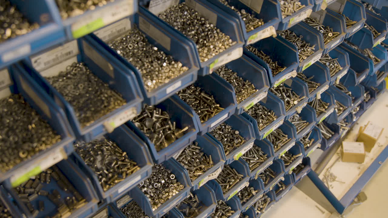 너트와 볼트로 가득 찬 작업장 벽