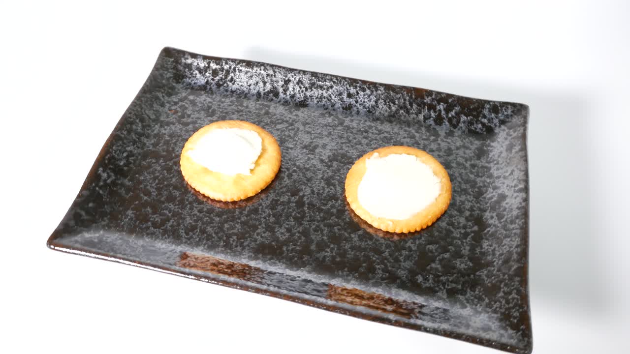 크림 치즈와 함께 둥근 크래커