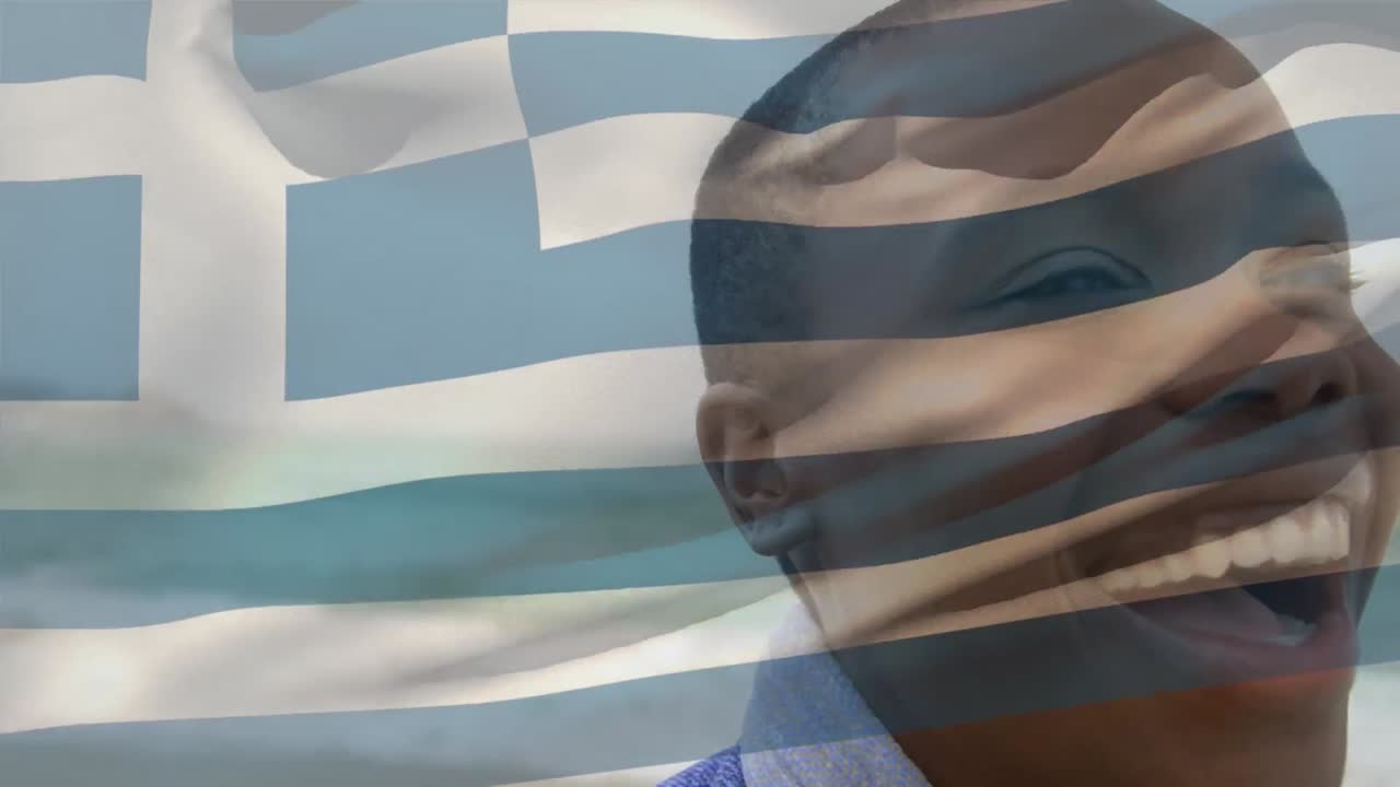 animación de la bandera de grecia sobre mujer afroamericana en la playa