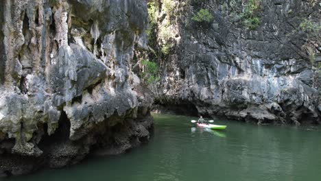 Un-Kayakista-Remando-En-Un-Río-En-Ao-Thalane-Krabi-Tailandia-Rodeado-De-Rocas-Calizas-Y-Montañas