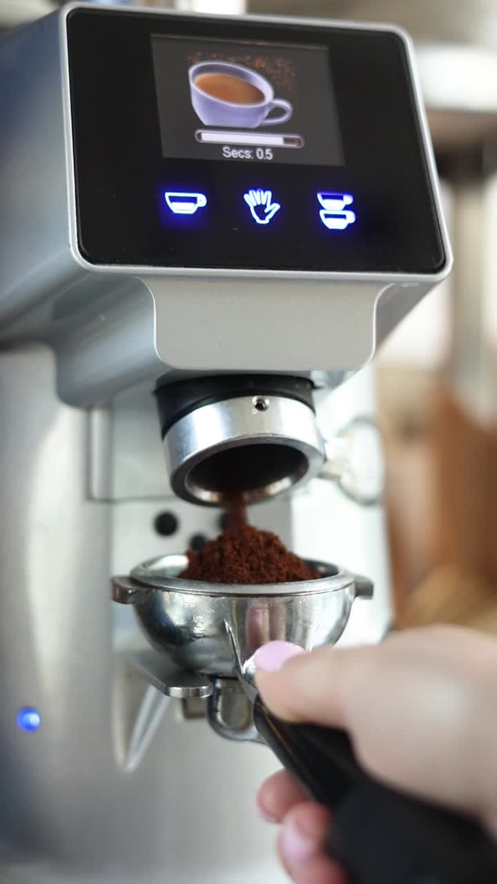 커피를 준비하는 커피 기계