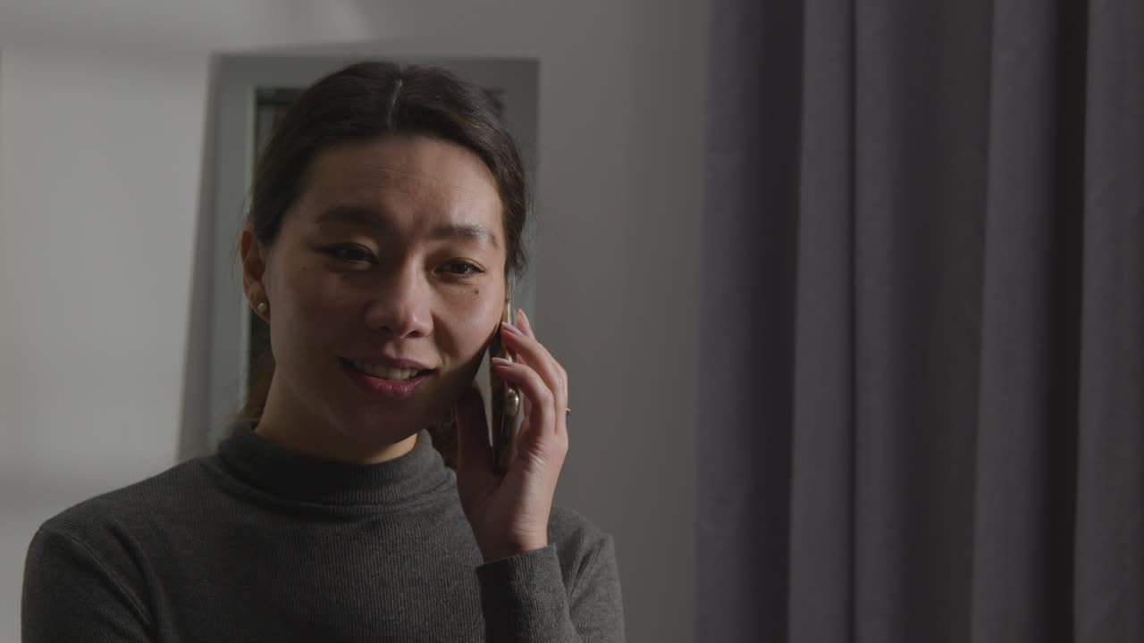 집에서 실망한 여자가 면접에서 실패했다는 전화를 받고 있다 2