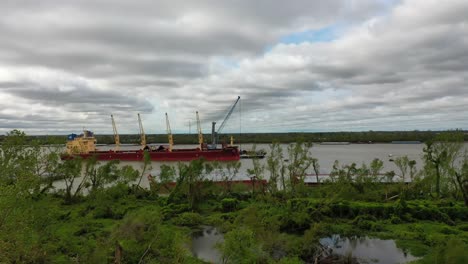 Schifffahrt-Auf-Dem-Mississippi-Am-Morgen