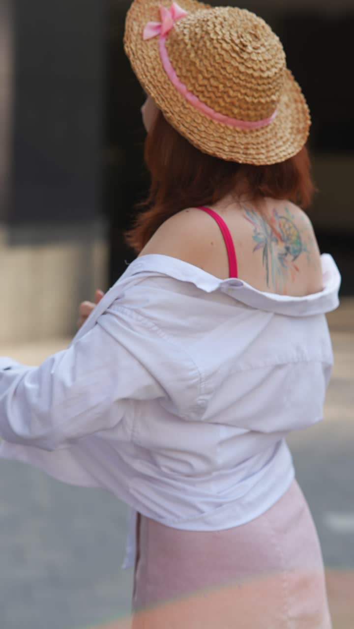 Donna in abito estivo