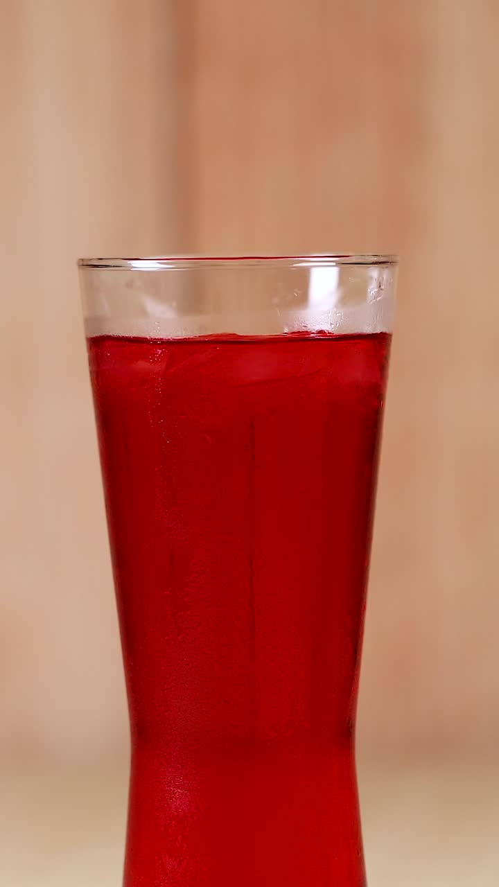 Dos copas chocando en un brindis de celebración