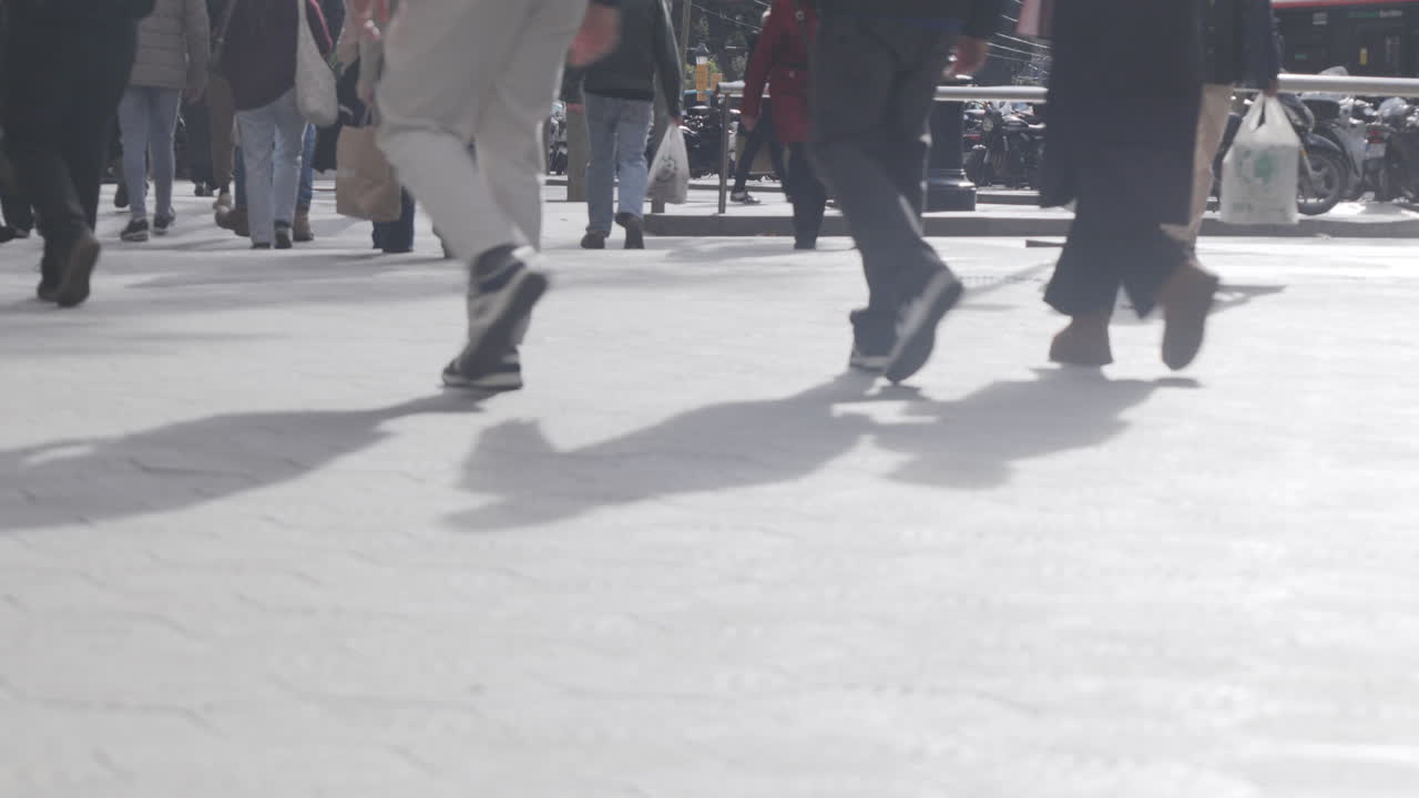 바르셀로나에서 크리스마스 쇼핑을 하는 사람들