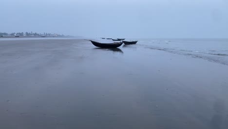 西孟加拉邦桑德班附近熱帶島的海岸上的迪加觀光船