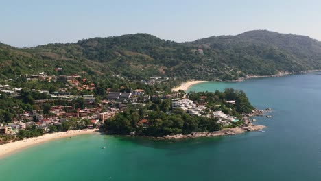 hermoso día tropical de verano soleado en la playa de karon con muchos hoteles y resorts y aguas azul turquesa de phuket, tailandia