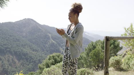 Junge-Sportlerin-Mit-Telefon