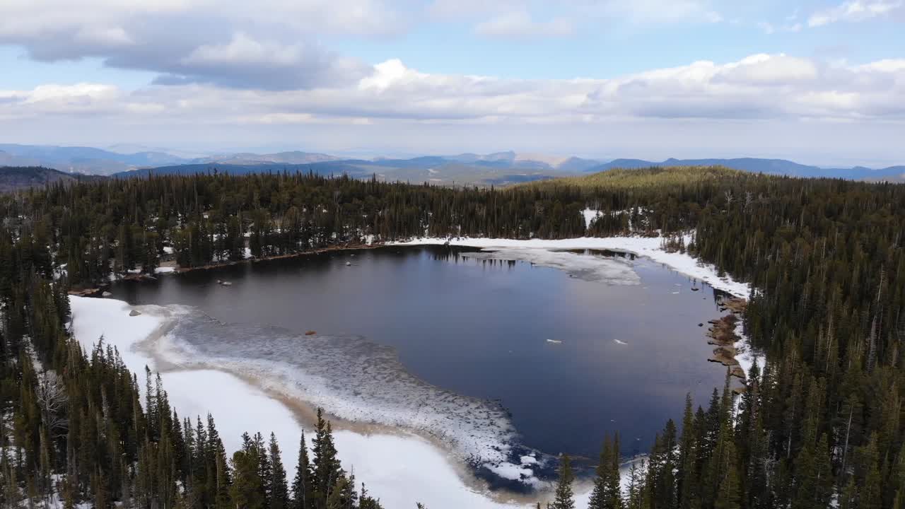 vista aérea del gran lago del parque estes en colorado