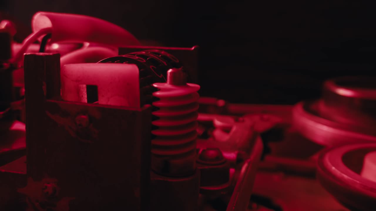 Primo piano di parti di macchine vintage illuminate di rosso