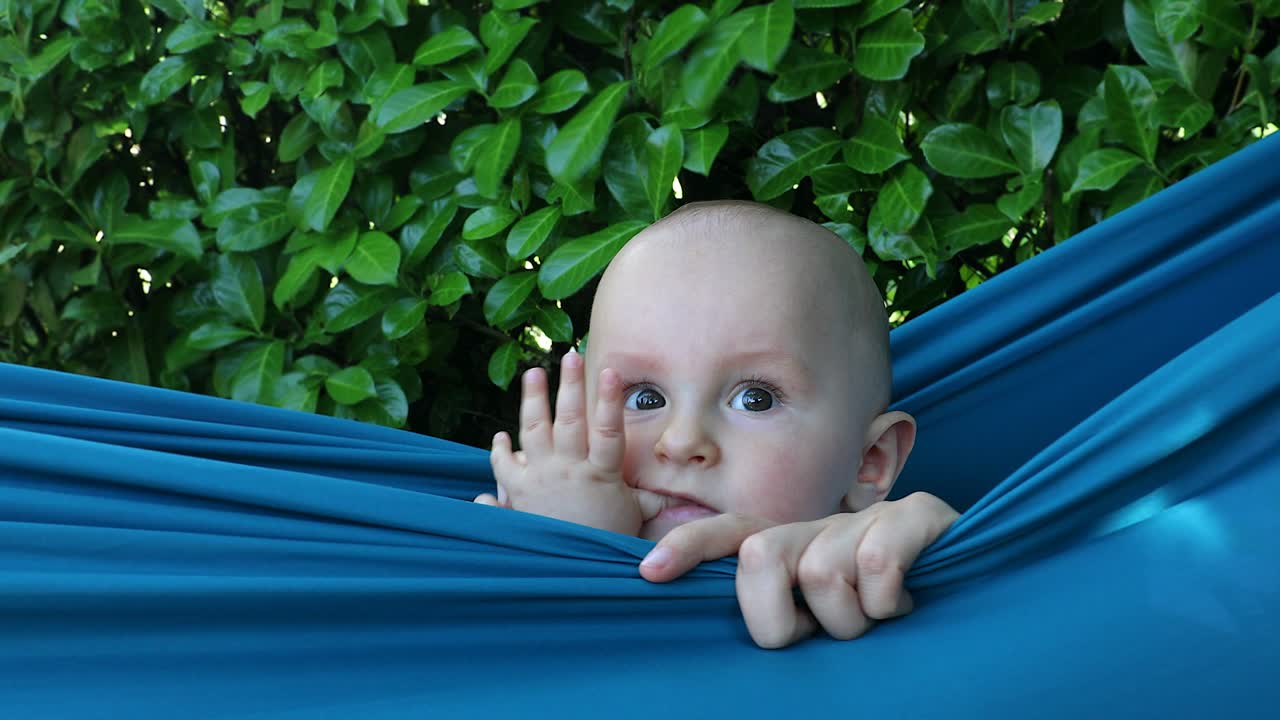 Babygutt leker i badekaret sitt utendørs
