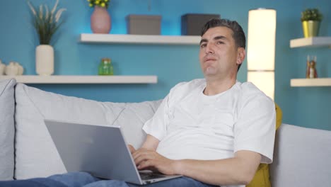 el hombre al que no le gustaron las noticias que recibió.