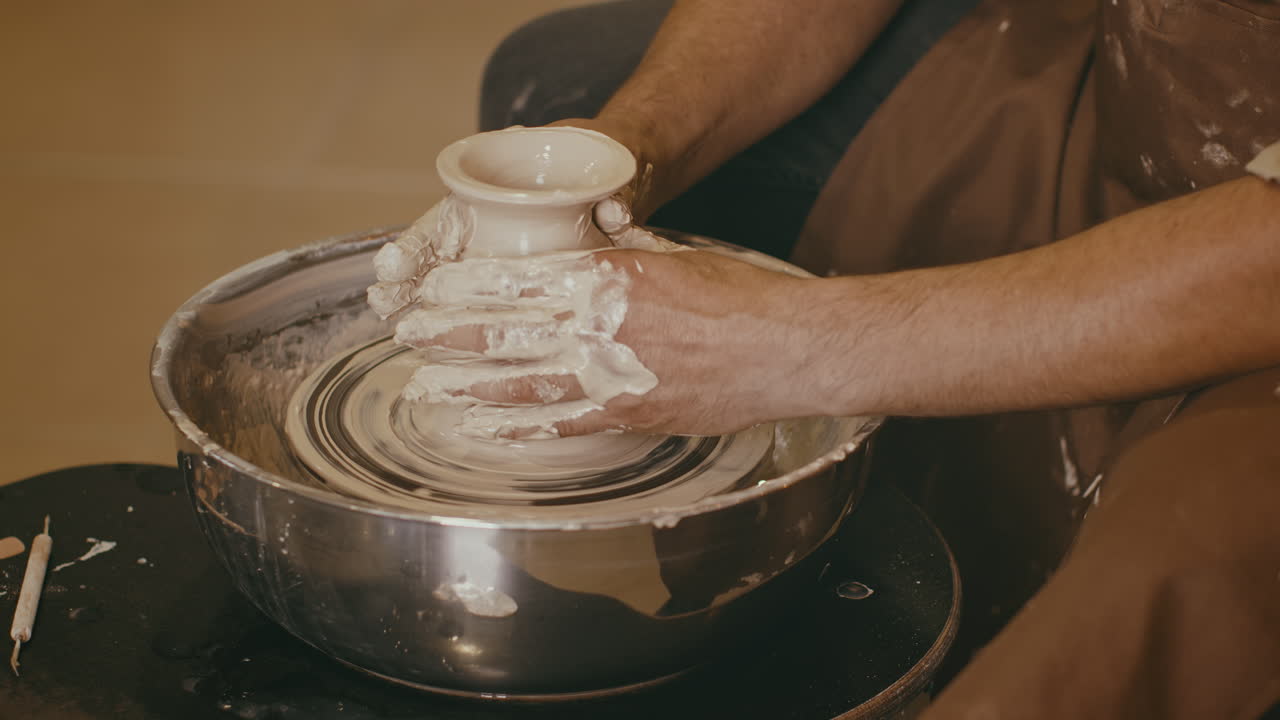 도자기 예술가 가 바 에 점토 를 형성 하고 있다