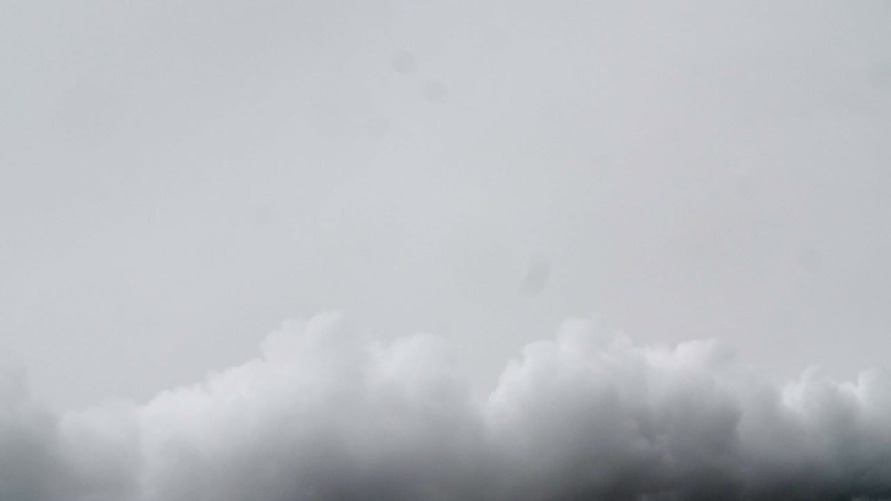 부드러운 연기 배경, 가운 배경에 고립된 연기