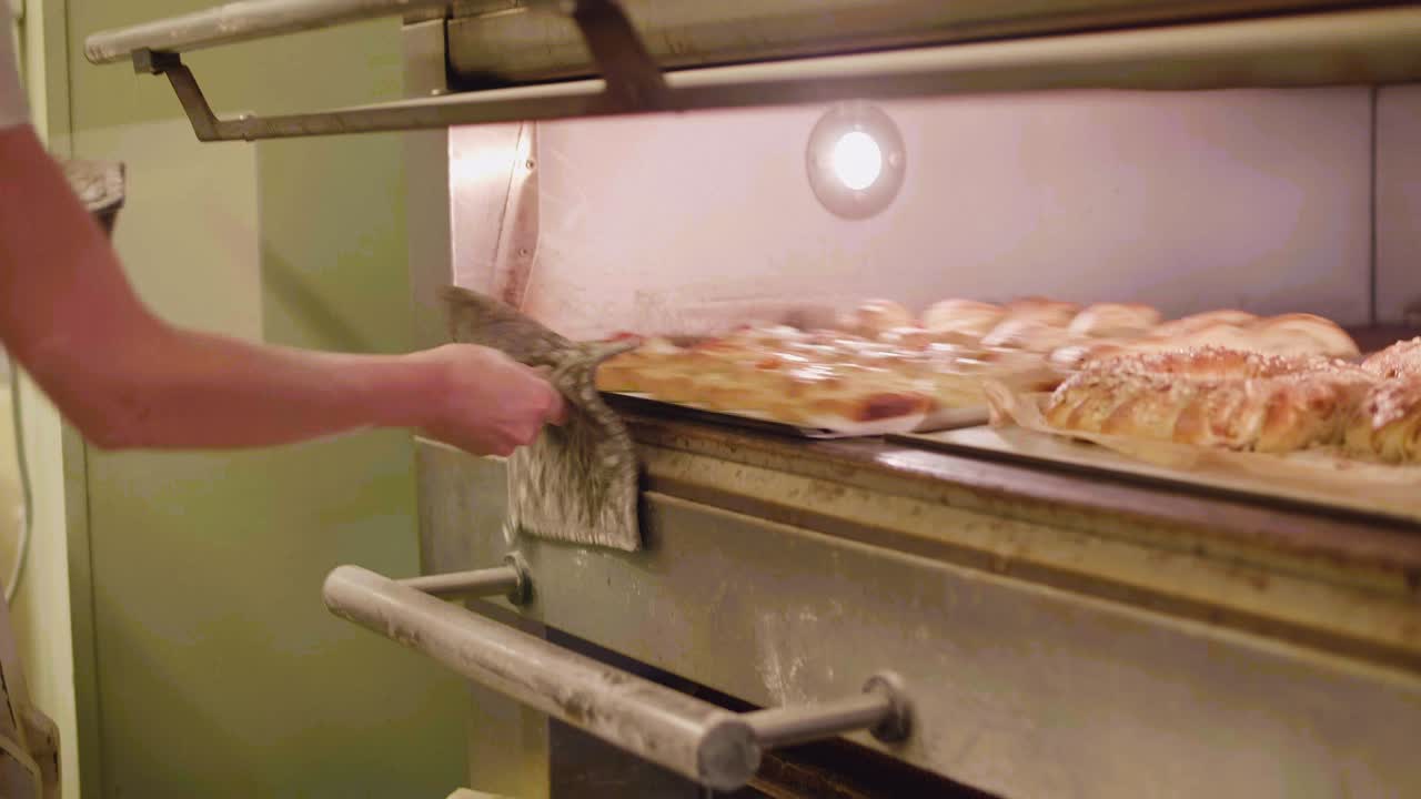 베이커리 판의 이 오븐으로 미끄러집니다.