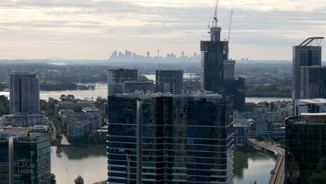 Urbane-Entwicklung:-Moderne-Wolkenkratzer-Schmücken-Das-Flussufer-Und-Bieten-Einen-Blick-Auf-Die-Ferne-Stadtsilhouette