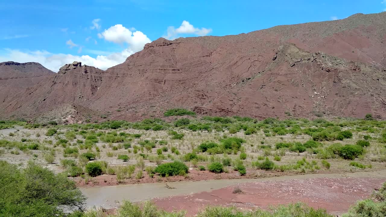 hermoso paisaje montañoso y un río en el valle de cafayate en la ruta 68 en un día soleado