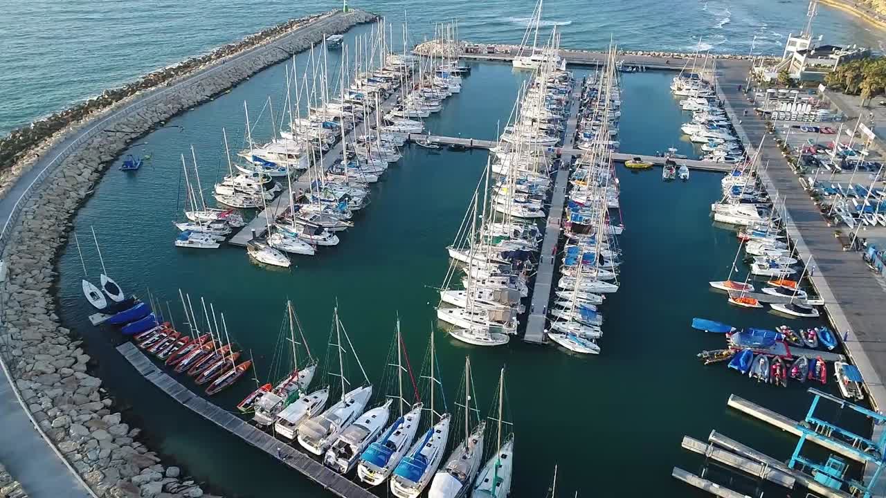 Un gran numero di barche ormeggiate in un porto turistico.