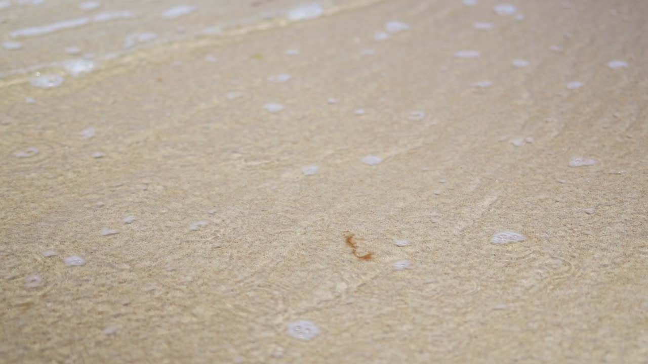 심장은 황금 모래 위에 그려져, 물결에 의해 어져, 물, 끝, 감정, 사랑, 휴식.