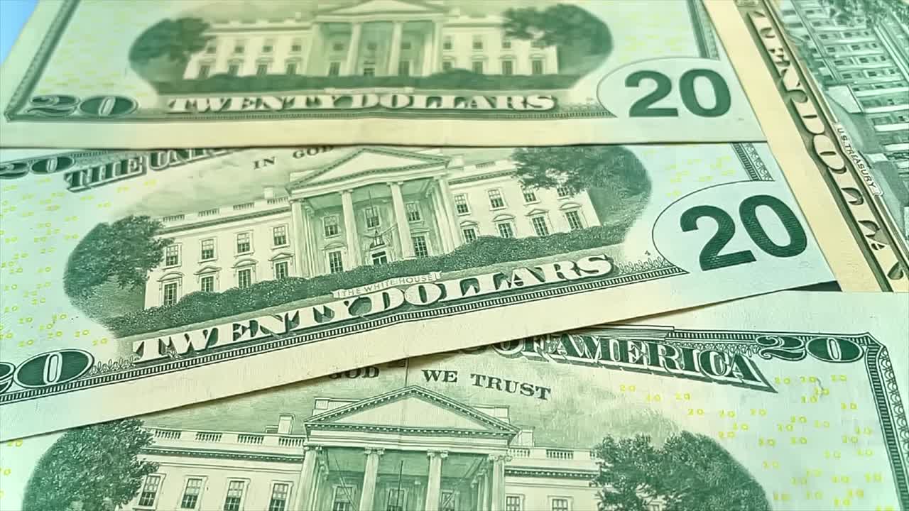 moneda de rublo ruso de metal cayendo sobre los billetes de dólar de estados unidos en cámara lenta.