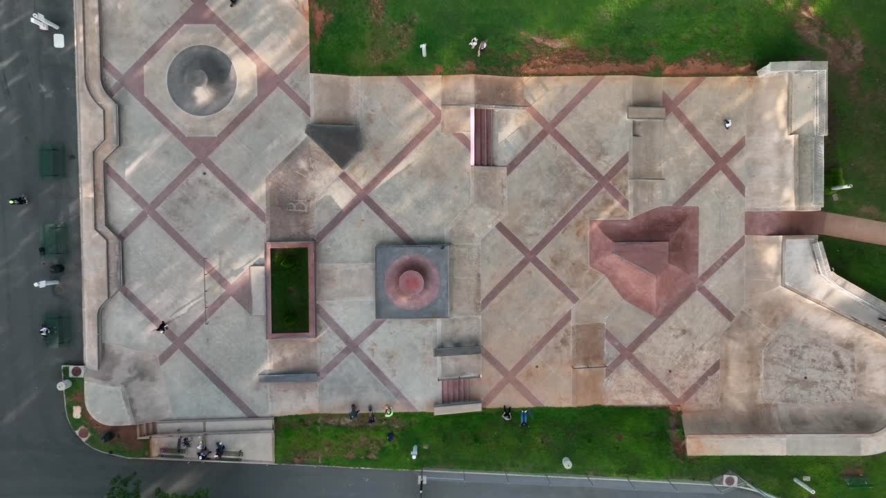 antena de arriba hacia abajo de la gente en el parque de patinaje