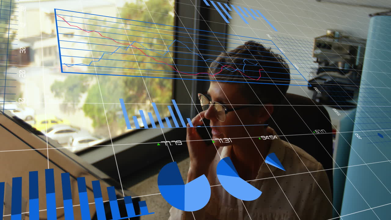 animación del procesamiento de datos estadísticos contra una mujer caucásica hablando en un teléfono inteligente en la oficina