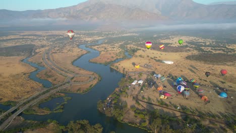 festival internacional de globos de aire caliente volando en la laguna caren chile