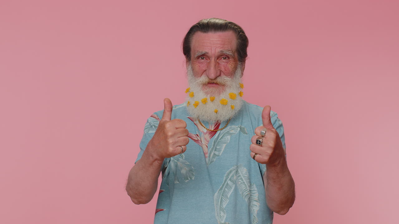 el hombre mayor levanta el pulgar está de acuerdo o da una respuesta positiva recomienda el anuncio le gusta bien