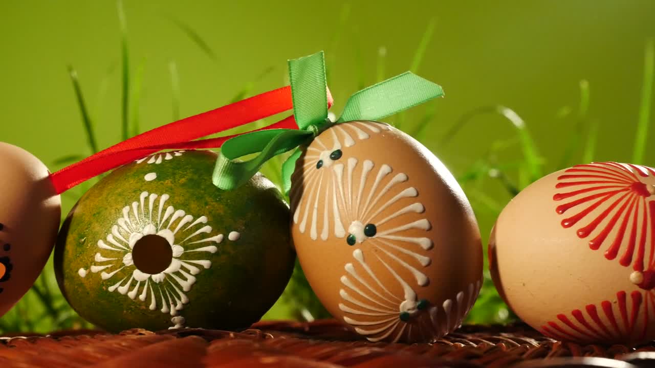 Bemalte Ostereier im Grünen. Schwenk