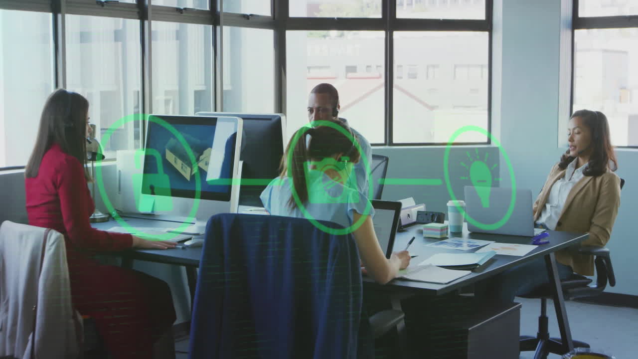 디지털 아이콘의 애니메이션 데이터 프로세싱을 통해 사무실에서 다양한 비즈니스 사람들