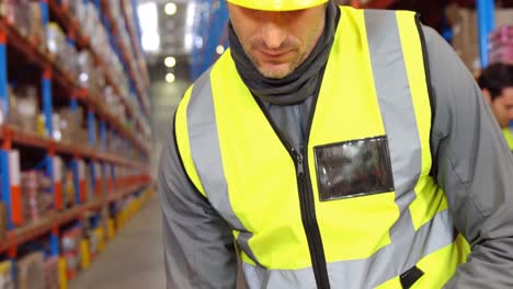 trabajador de almacén posando frente a la cámara