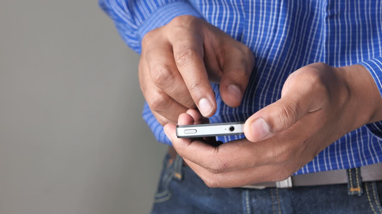 persona que utiliza un teléfono móvil