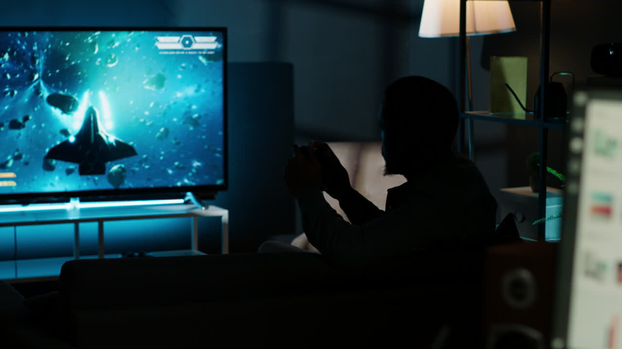 젊은 성인이 스마트 tv 설정에서 비디오 게임을 즐기고 있습니다.