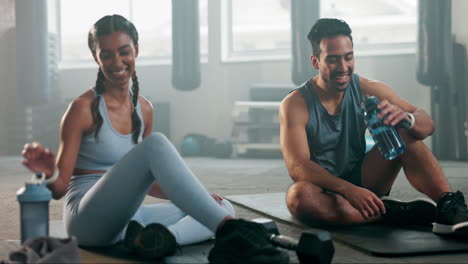 Entrenador,-Choca-Esos-Cinco-O-Mujer-Feliz-En-El-Gimnasio-En-Un-Descanso