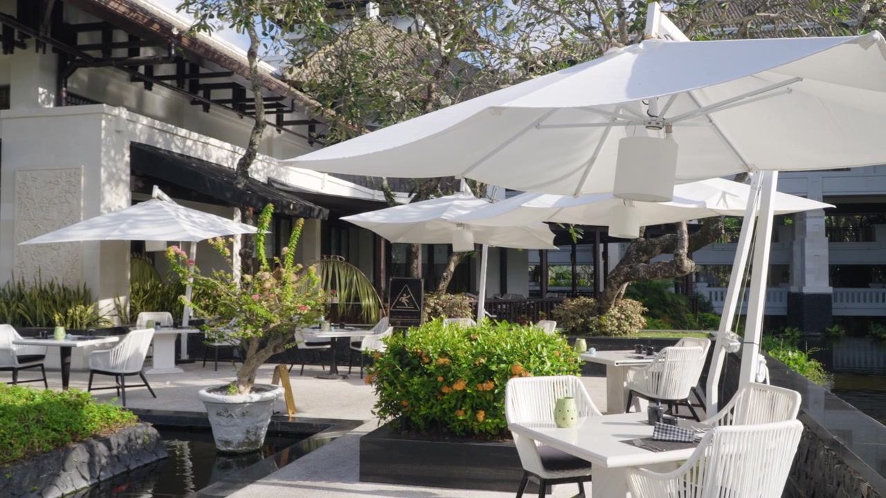 Ombrelloni e sedie - InterContinental Bali Resort, Jimbaran, Bali, Indonesia - Ripresa panoramica.